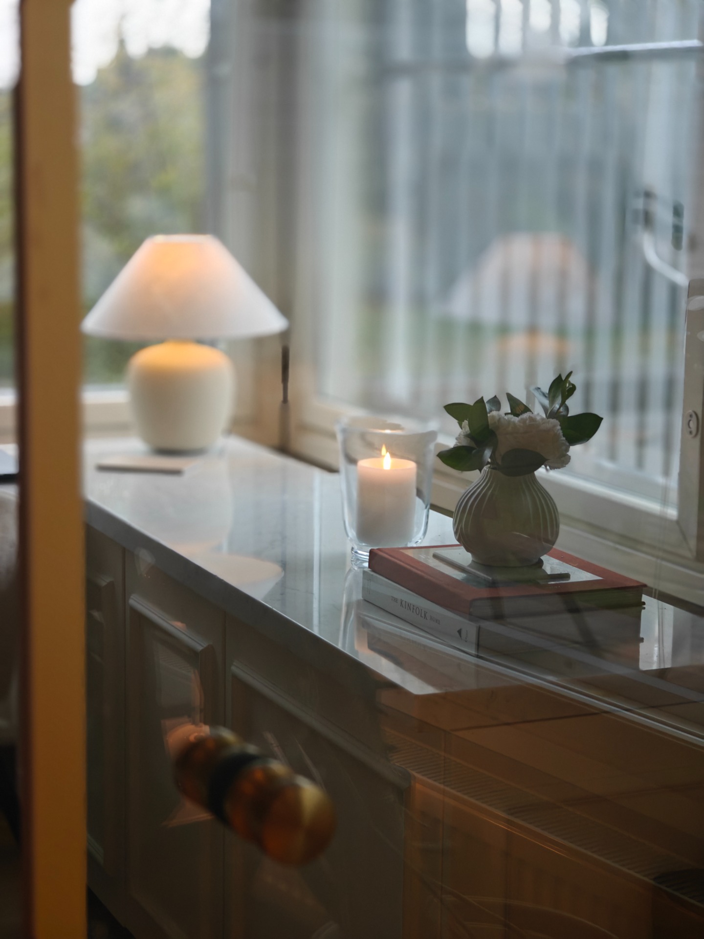 Kuvissa viime kesän diy-projekti, meidän makuuhuoneeseen sulautettu työpiste. Siitä on ihana katsoa ulos ja toisen sivun kaapistot kätkevät esimerkiksi tulostimen. Työpiste näyttää kivalta myös olohuoneesta katsottuna. 